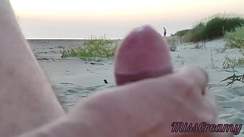 Oynat Yabancıların önünde cumshot aşırı seks ile halk plajında ​​Fransız öğretmeni amatör handjob - misscreamy