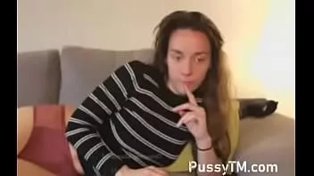 play Elle est à la maison sur webcam en attendant un ami
