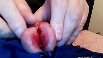 Riproduci Guardami stringere la testa del mio pene e poi tagliarla, poi ho dovuto fare pipì in primo piano.