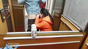 Riproduci Ragazza divertente che succhia il cazzo in un ascensore pubblico