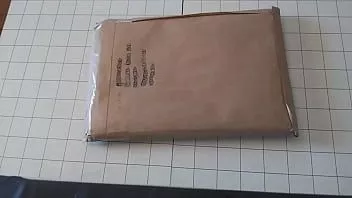 Odtwórz Niegrzeczny nauczyciel po raz pierwszy rozpakowuje swoją ogromną paczkę (rozpakowywanie - przygody na Pacyfiku i nie tylko)