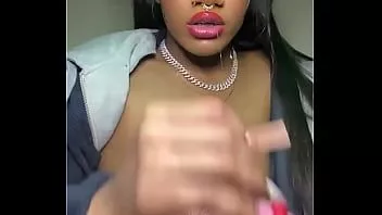 Odtwórz Seksowna murzynka khloe kxxxng daje niechlujną głowę asmr solo pov