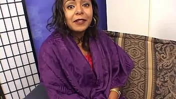 播放 印度美女正在做她的第一次色情试镜