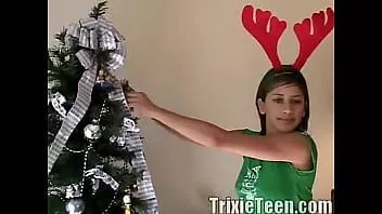 播放 Trixie 青少年在圣诞节的独奏场景中炫耀她的洞