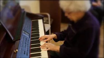 Riproduci "vecchie signore" un video porno rock dal ritmo serrato su donne sexy, anziane, di Chick Boyd