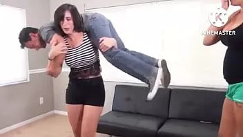 Riproduci Amazon vanessa e amico sollevano ometto (inquilino)