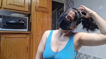 Riproduci Ragazza solista pakistana che si fa la ceretta alla figa con un suono hindi chiaro