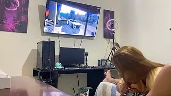 play Succhiandolo mentre gioca al videogioco