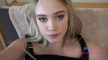 Riproduci Dolce bionda amatoriale fuma e poi fuma un cazzo pov (Cloe Rose)