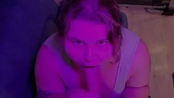 Abspielen Molliger, sexy Teenager lutscht den Schwanz eines anderen Mannes, bevor er eine Party verlässt