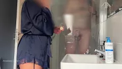 Jouer Ma belle-mère me surprend en train de me branler sous la douche : une rencontre familiale interdite