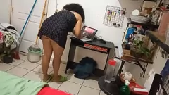 Reproducir MILF mexicana con curvas captada por cámara oculta limpiando su habitación