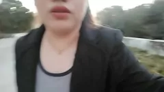 play MILF sexy lasciato solo tra i bastoncini, trova conforto nel grande cazzo di uno stallone generoso