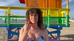 play Jewish MILF uprawia seks publiczny z losowym nieznajomym na plaży