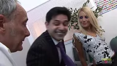 play Les secrétaires excités de MILF ont envie d'une double pénétration avec les grosses bites du boss