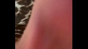 Reproduzir Ruiva com estampa de chita brincando com ela mesma