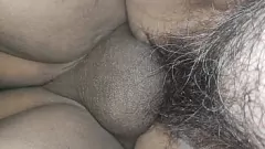 Odtwórz Napalona bezwłosa mamuśka szaleje