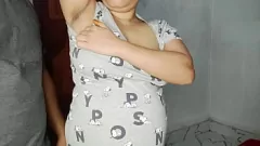 再生 自家製インド人ポルノビデオで毛むくじゃらの脇の下を掃除するインド人少女