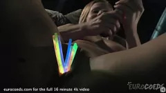 Odtwórz Ładna nastoletnia blondynka otwiera swoją otwartą cipkę wziernikiem w perwersyjnej scenie castingu ginekologicznego