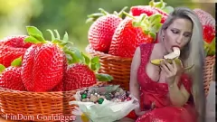 Jouer Un Findom sensuel sert du porno culinaire avec des lunettes et des lèvres rouges lors d'un festin de domination financière