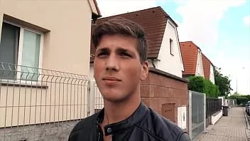Reproduzir Twink sexy se curva sobre gemidos enquanto leva uma pancada na bunda em público por algum dinheiro - caçador checo 557